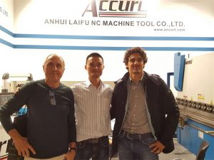 헝가리 고객이 전시회를 방문합니다.