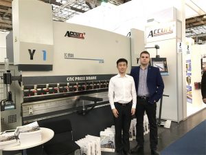 폴란드 고객들 전시 방문