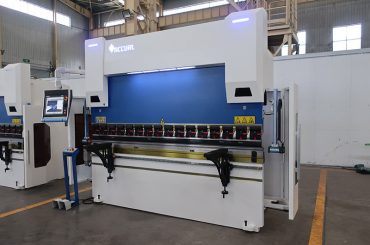 3 기통의 프레스 브레이크